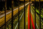 Filés de lumière sur le pont de l'autoroute