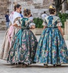 Falleras à València  en costume traditionnel